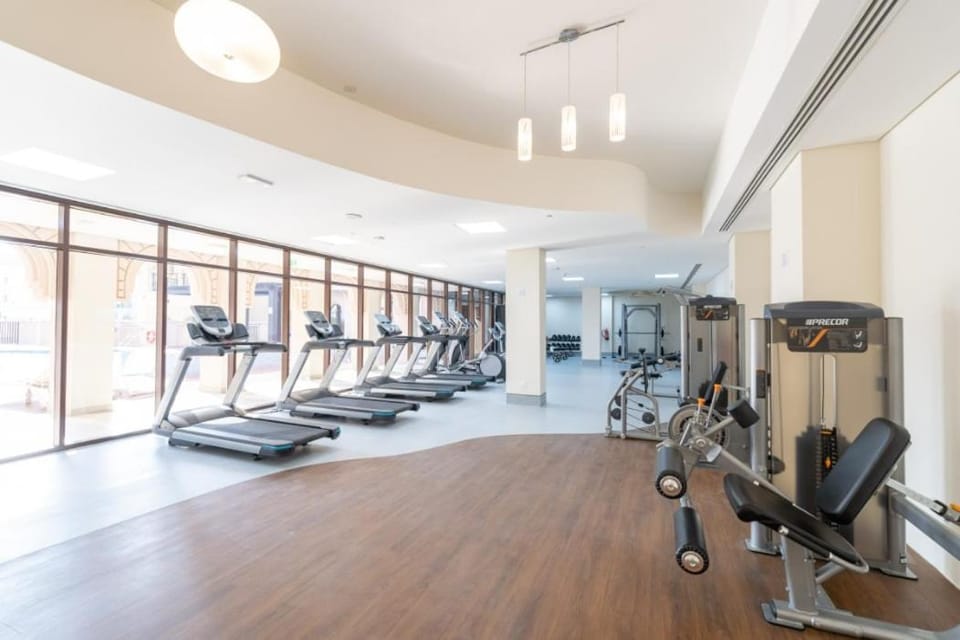 Free housekeeping visits during your stay - StayShort - Stylish 1-Bedroom Retreat with Pool in Vibrant Jumeirah Golf Estates Apartment in Dubai