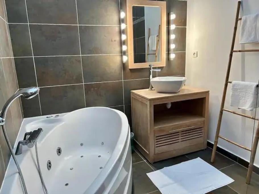Bathroom, Bath, towels