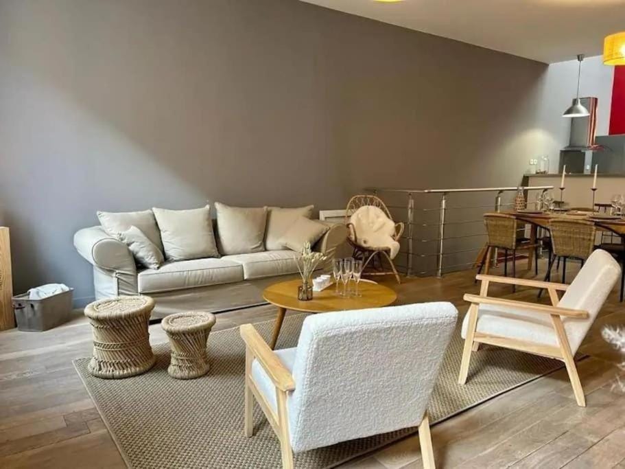 Living room, Seating area