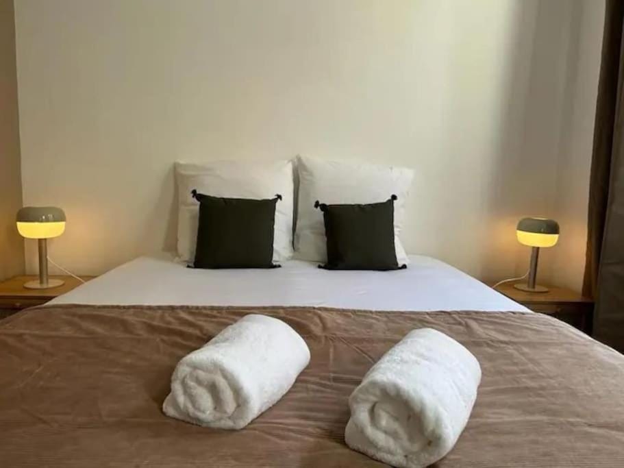 Bed, Bedroom, towels