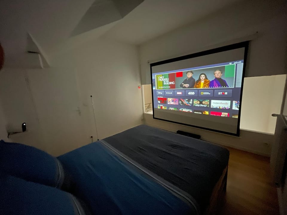 Bed, TV and multimedia, Bedroom