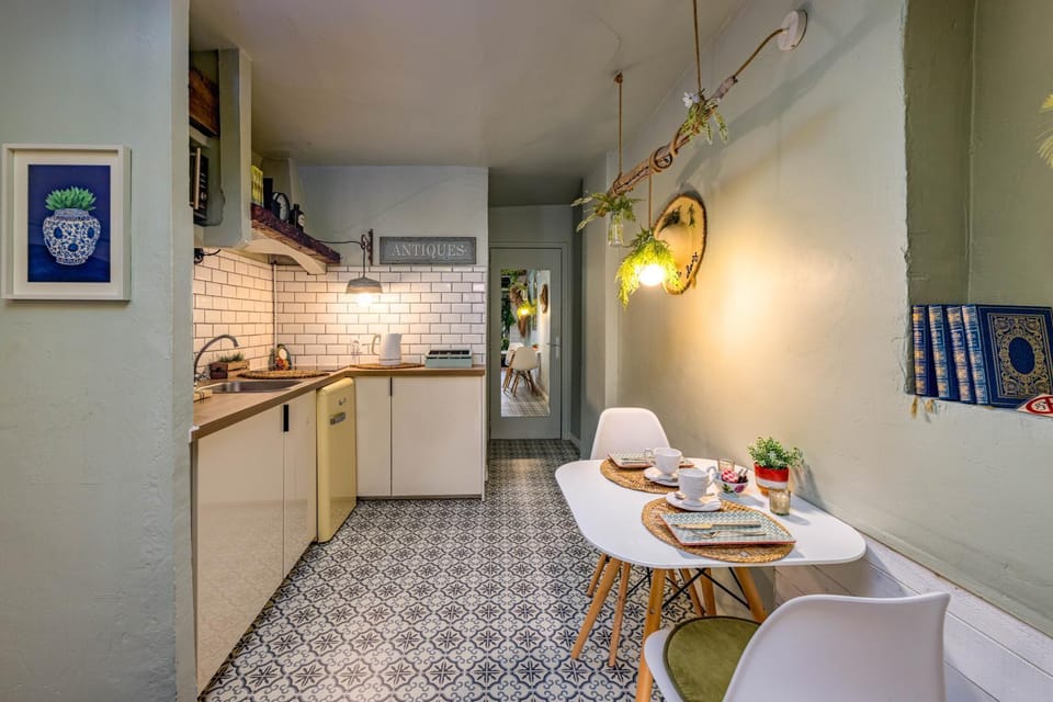 Kitchen or kitchenette, Dining area