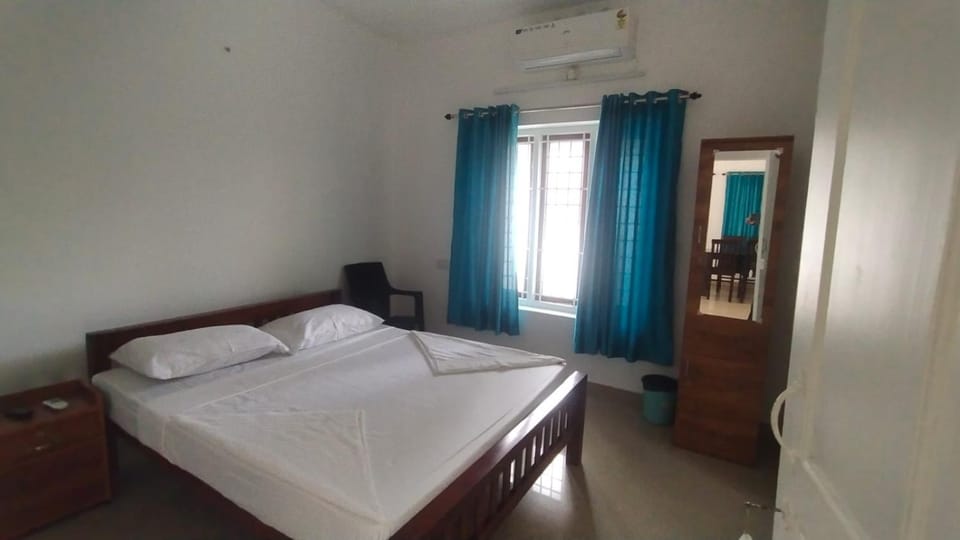 Photo of the whole room, Bedroom, air conditioner