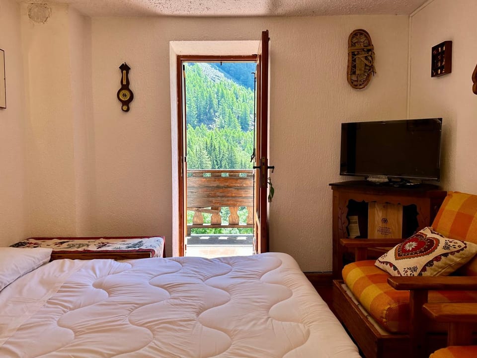 Bed, Natural landscape, TV and multimedia, Photo of the whole room, Evening entertainment, Bedroom, Mountain view