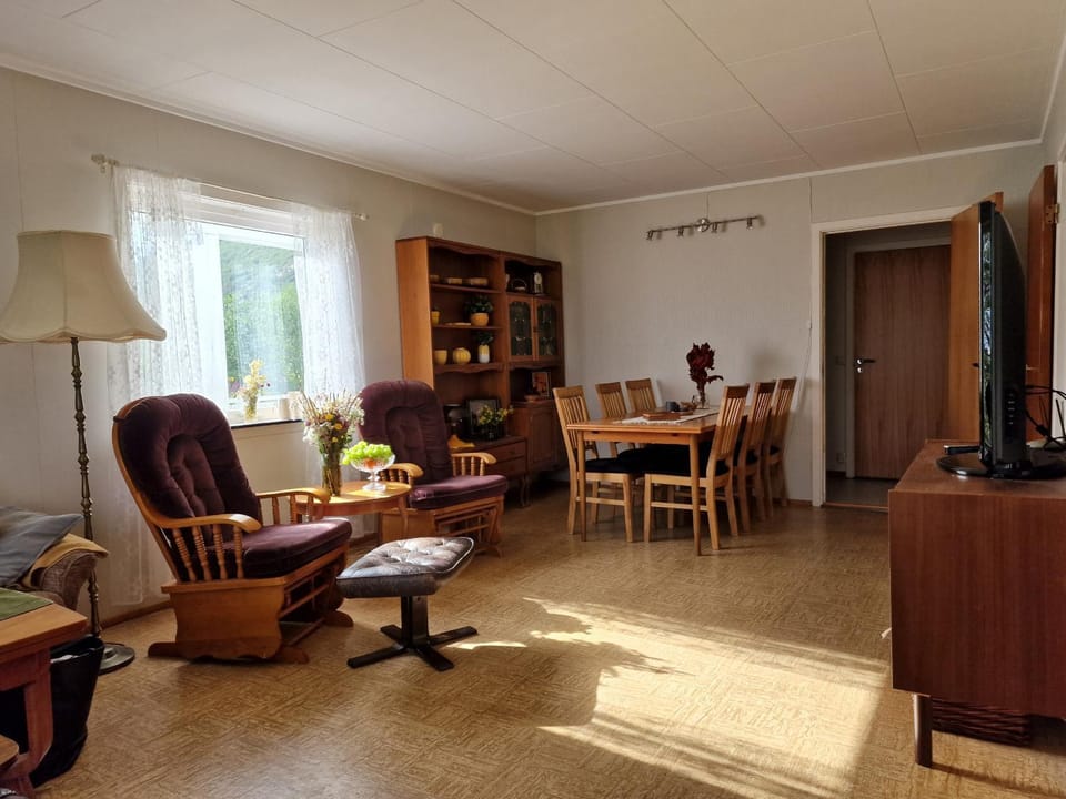 TV and multimedia, Living room, Seating area, Dining area