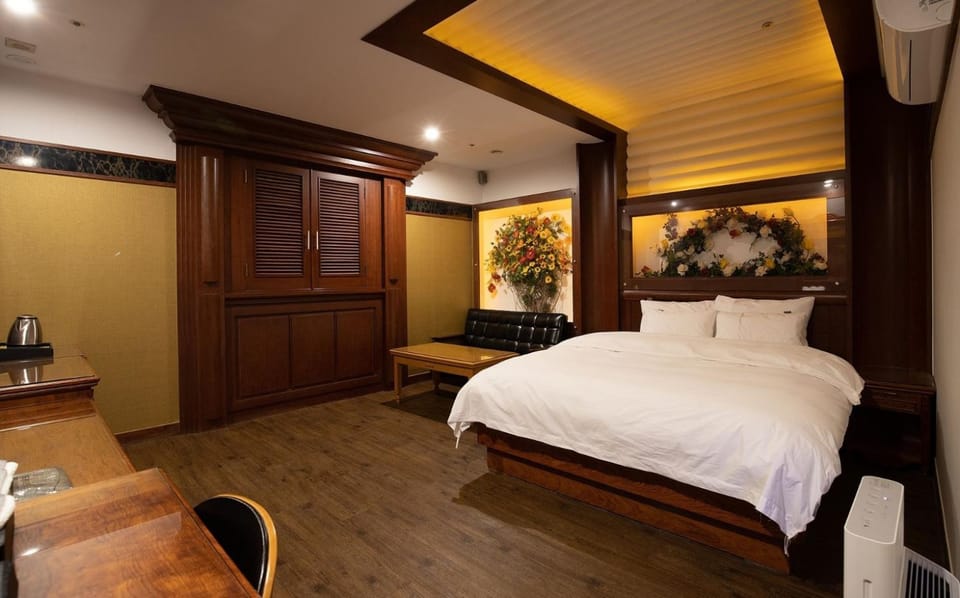 Seating area, Bedroom