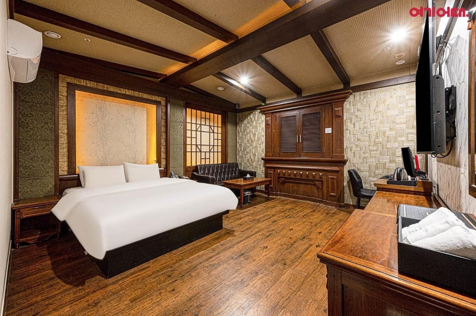 Communal lounge/ TV room, Bed, TV and multimedia, Photo of the whole room, Evening entertainment, Bedroom