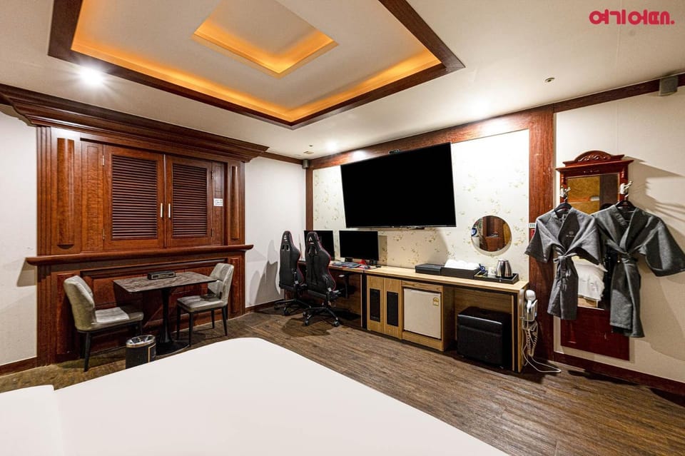 Communal lounge/ TV room, Bed, People, TV and multimedia, Photo of the whole room, Evening entertainment, Bedroom, group of guests, hair dresser