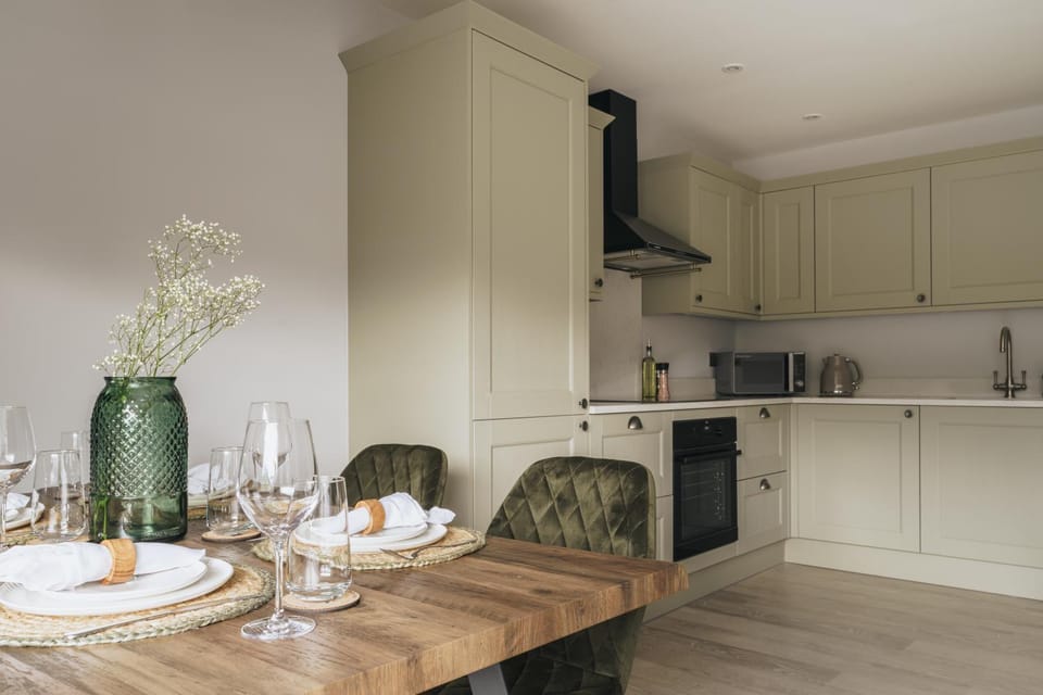 Kitchen or kitchenette, Dining area, stove