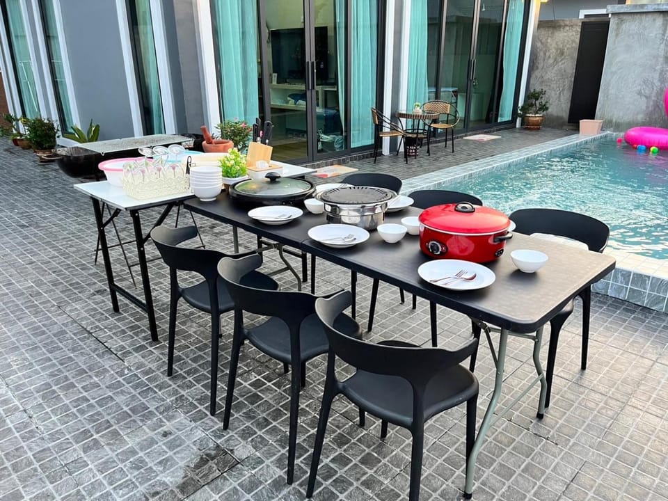 Day, Living room, Seating area, Pool view, Swimming pool, sunbed