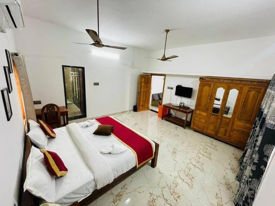 Bed, TV and multimedia, Living room, Bedroom, towels, wardrobe, air conditioner