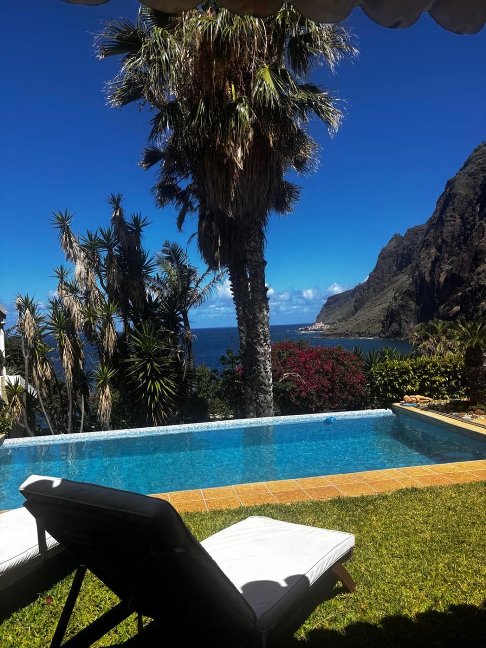 Day, Natural landscape, Mountain view, Pool view, Swimming pool, sunbed