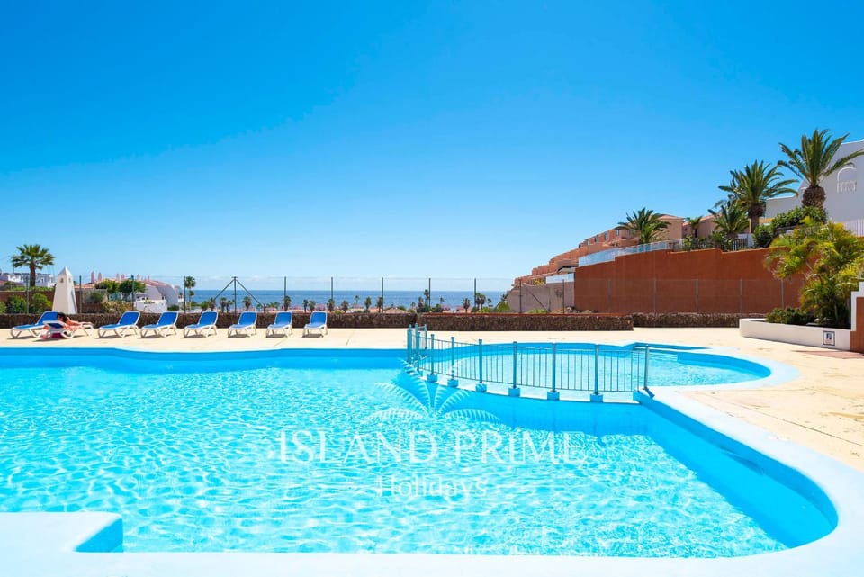 Swimming pool, sunbed