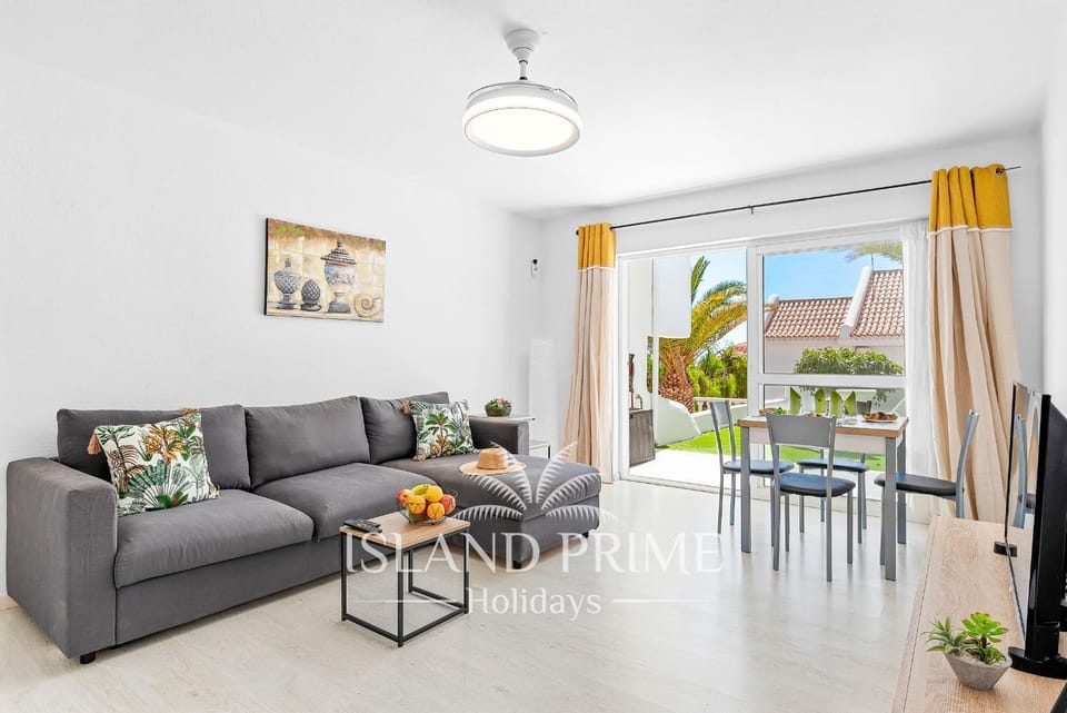 Garden, TV and multimedia, Living room, Decorative detail, Seating area, Dining area