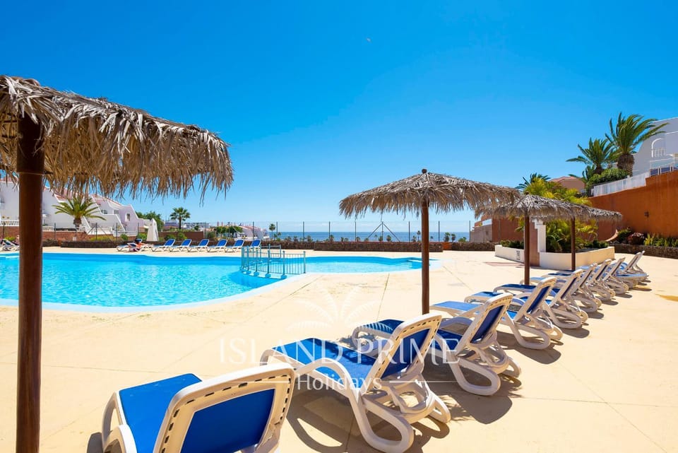 Swimming pool, sunbed