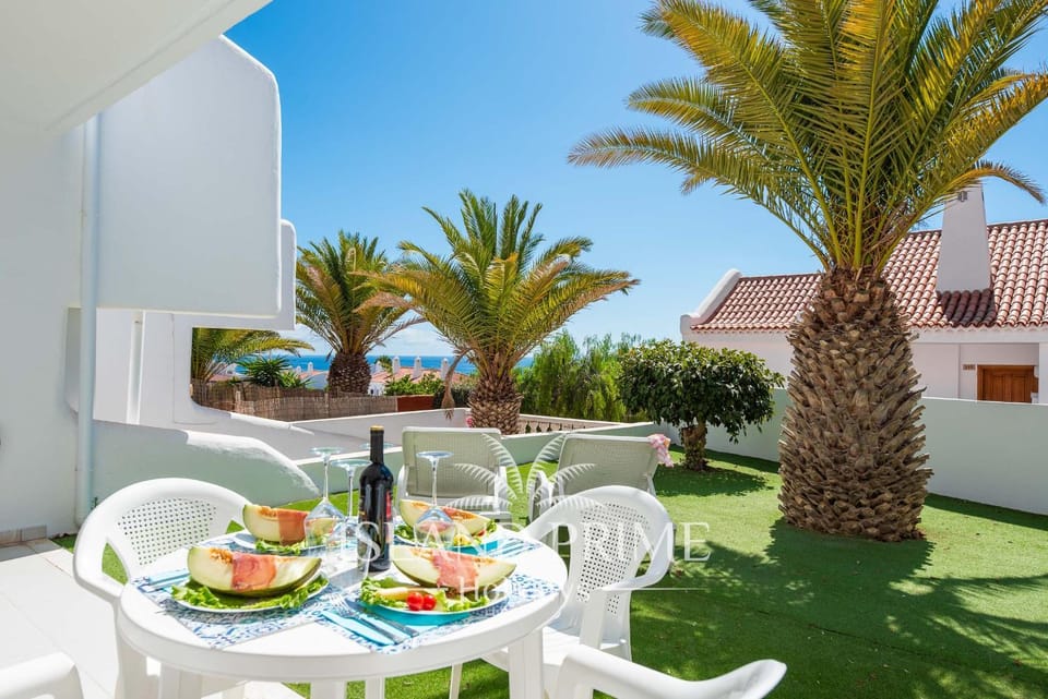 Garden, Seating area, Dining area, sunbed