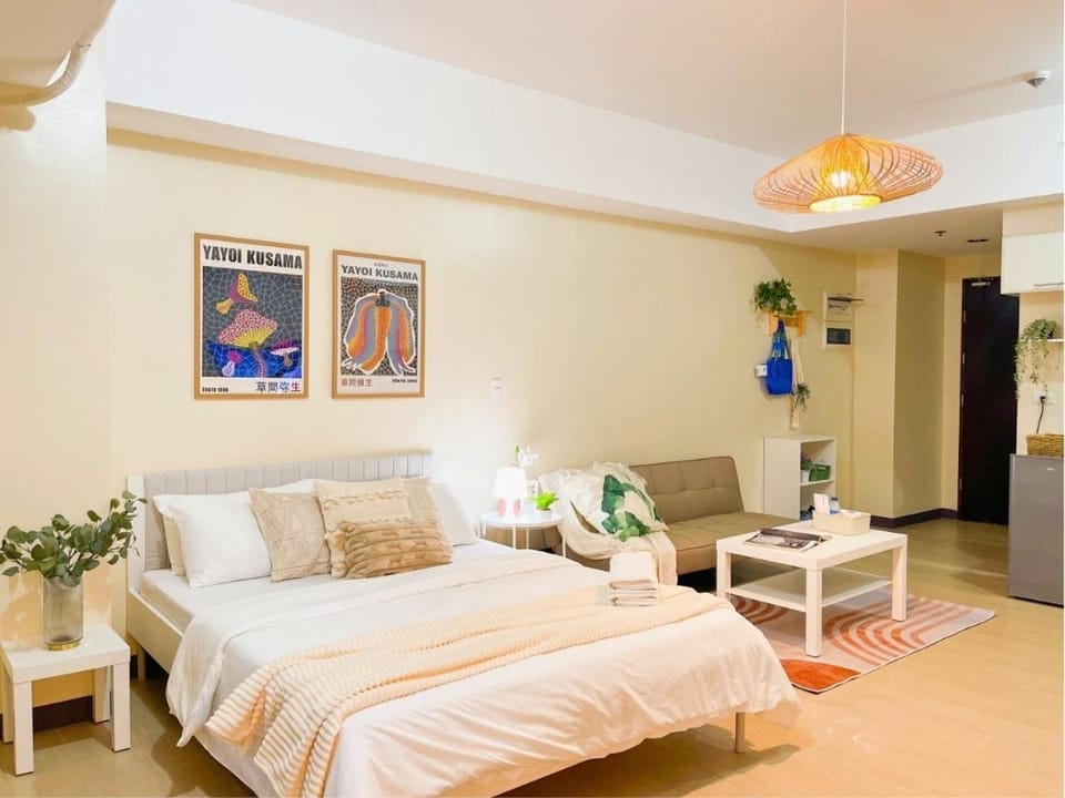 Stylish 1BR Venice Mall, Pool, Fast WiFi #vlrtc17e House in Makati