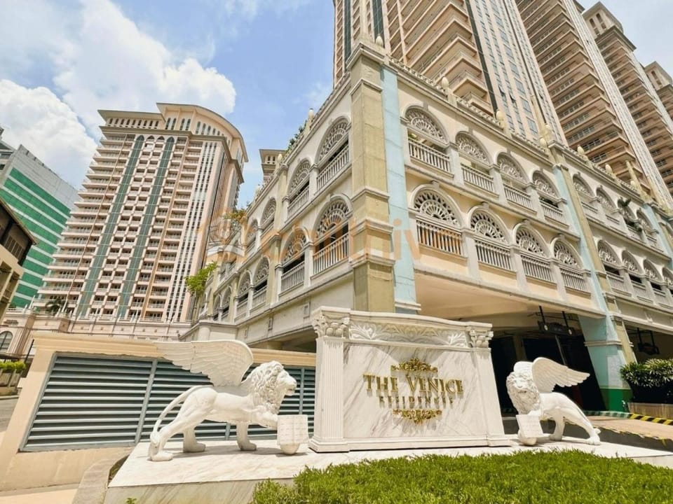 Stylish 1BR Venice Mall, Pool, Fast WiFi #vlrtc17e House in Makati