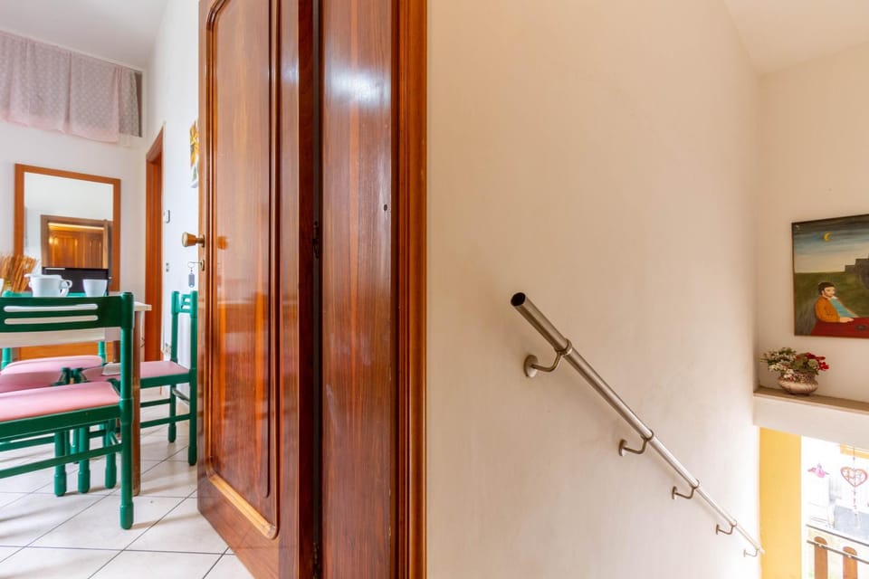 Photo of the whole room, Dining area