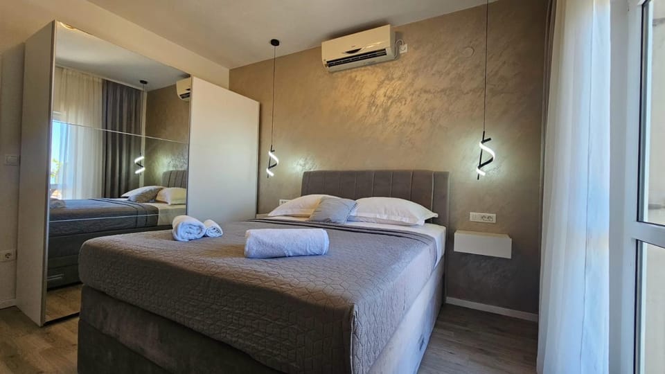 Bed, Bedroom, towels