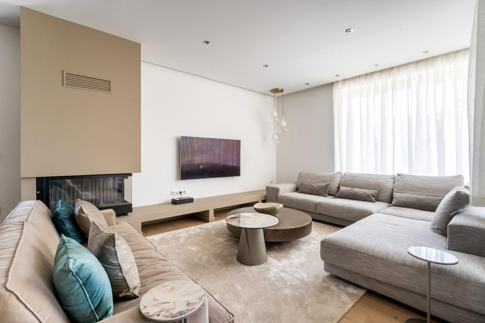 TV and multimedia, Living room, Seating area, Evening entertainment