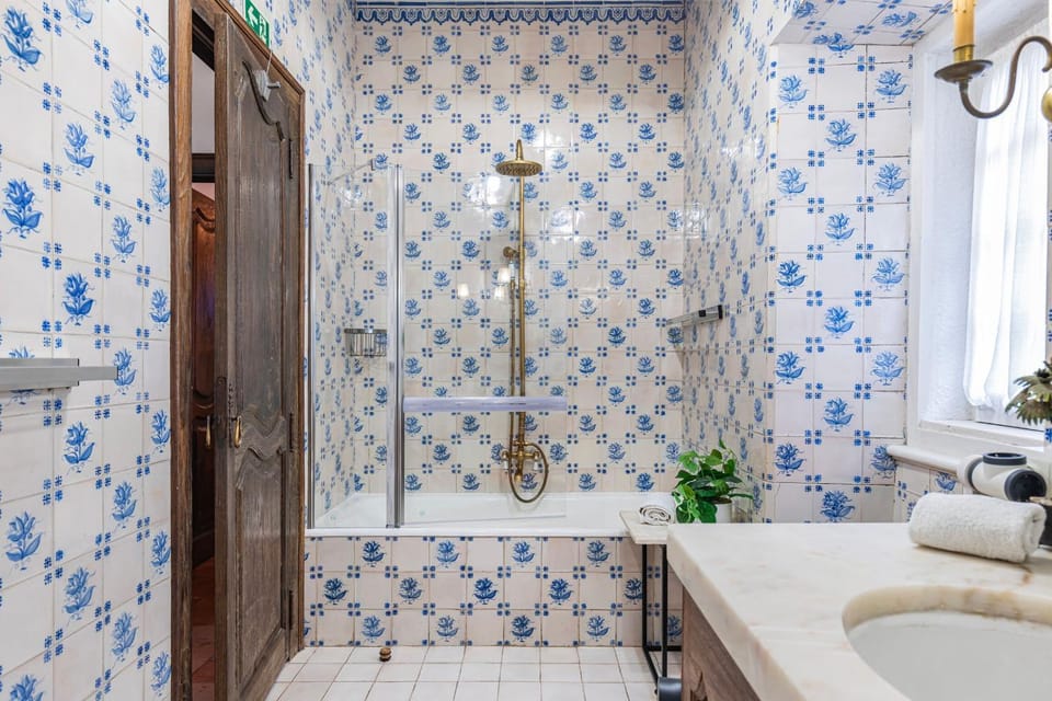 Room in Historical Sintra Center with Snooker - Sintra WOW Bed and Breakfast in Sintra