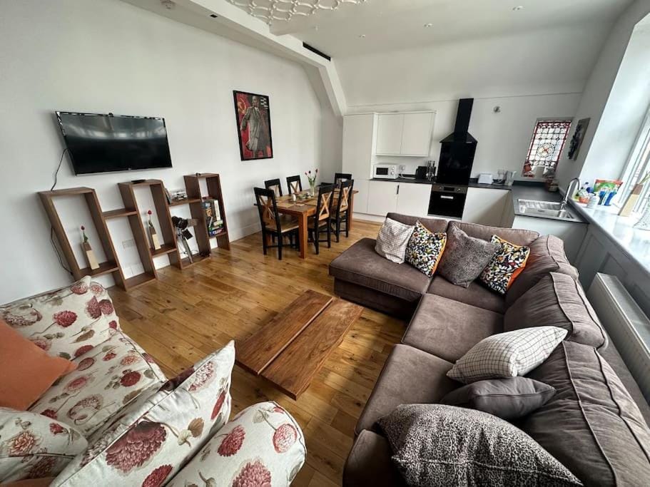 Superb City Centre apt with parking Apartment in Chester