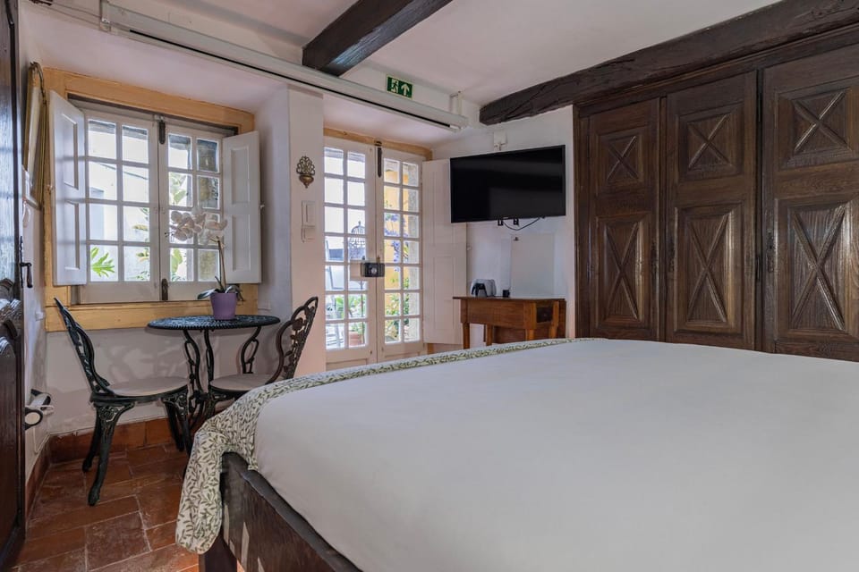 Small Cozy Room in Patio with Piano and Snooker - Sintra WOW Bed and Breakfast in Sintra