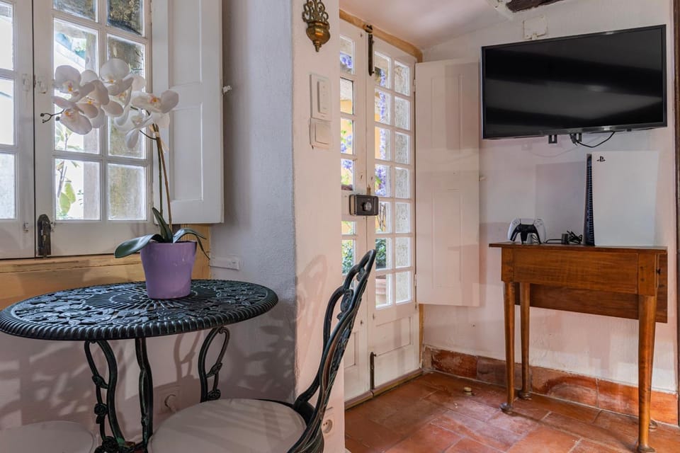 Small Cozy Room in Patio with Piano and Snooker - Sintra WOW Bed and Breakfast in Sintra