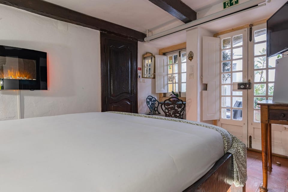 Small Cozy Room in Patio with Piano and Snooker - Sintra WOW Bed and Breakfast in Sintra