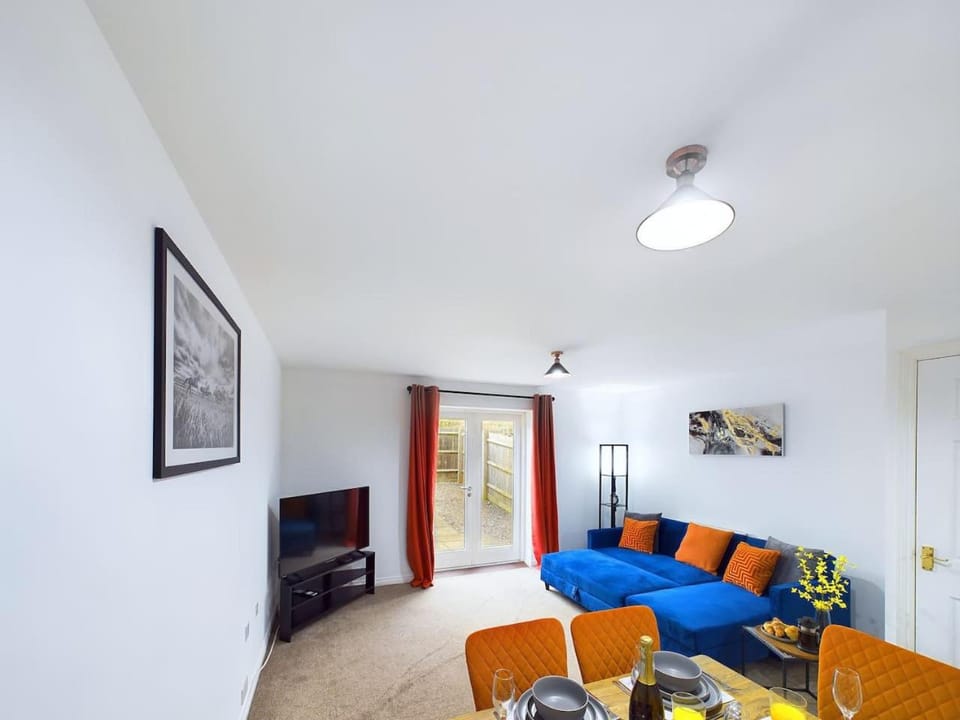 Pinewood Walk by Signature Stays - Parking - Townhouse House in Cheltenham
