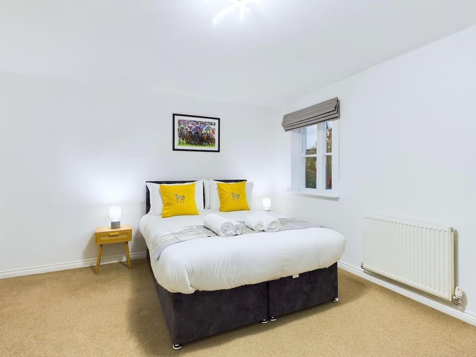 Pinewood Walk by Signature Stays - Parking - Townhouse House in Cheltenham