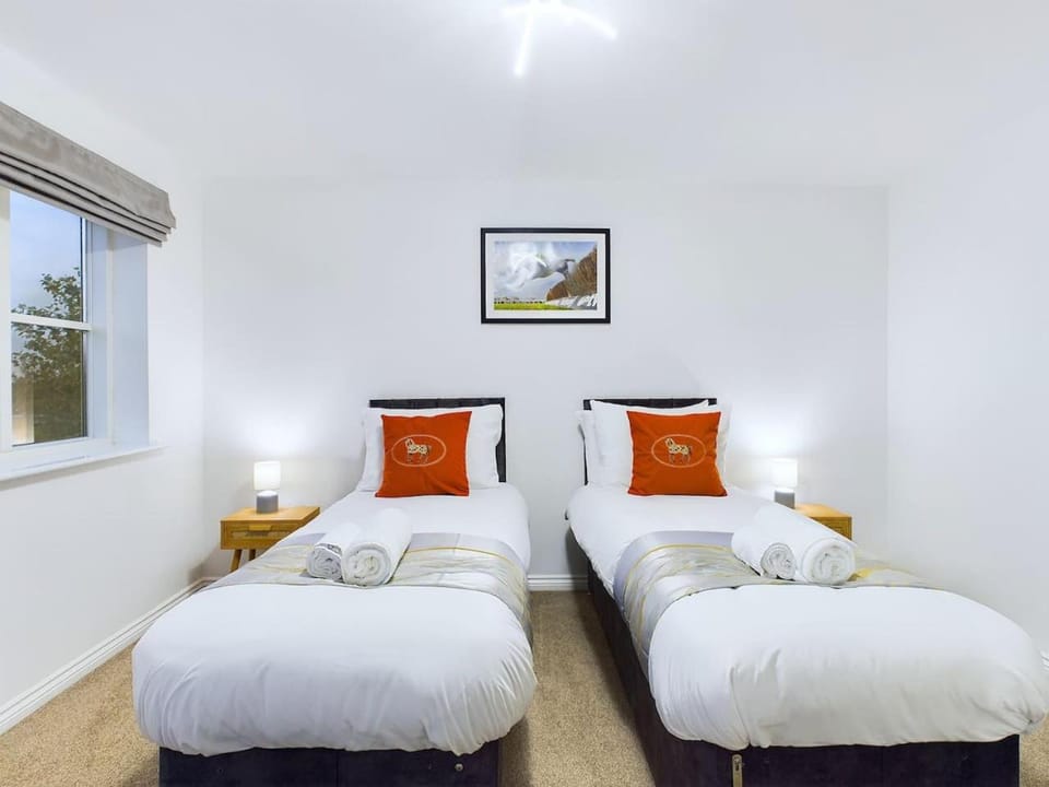 Pinewood Walk by Signature Stays - Parking - Townhouse House in Cheltenham