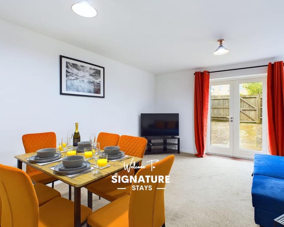 Pinewood Walk by Signature Stays - Parking - Townhouse House in Cheltenham