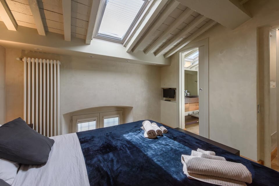 Photo of the whole room, Bedroom, towels