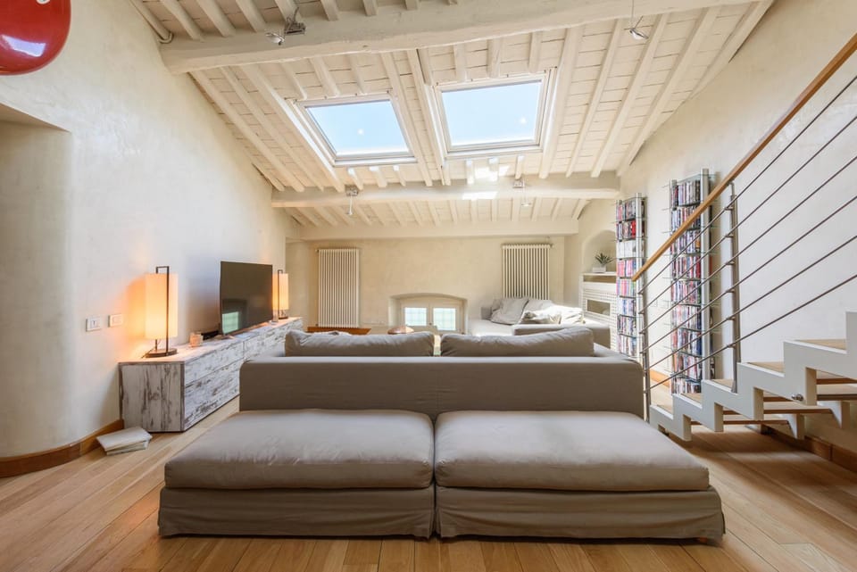 TV and multimedia, Seating area, Bedroom