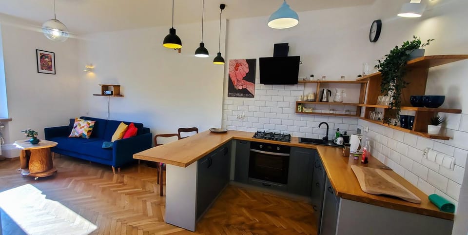 Coffee/tea facilities, Kitchen or kitchenette, Living room, Seating area, Dining area, dishwasher, oven, stove