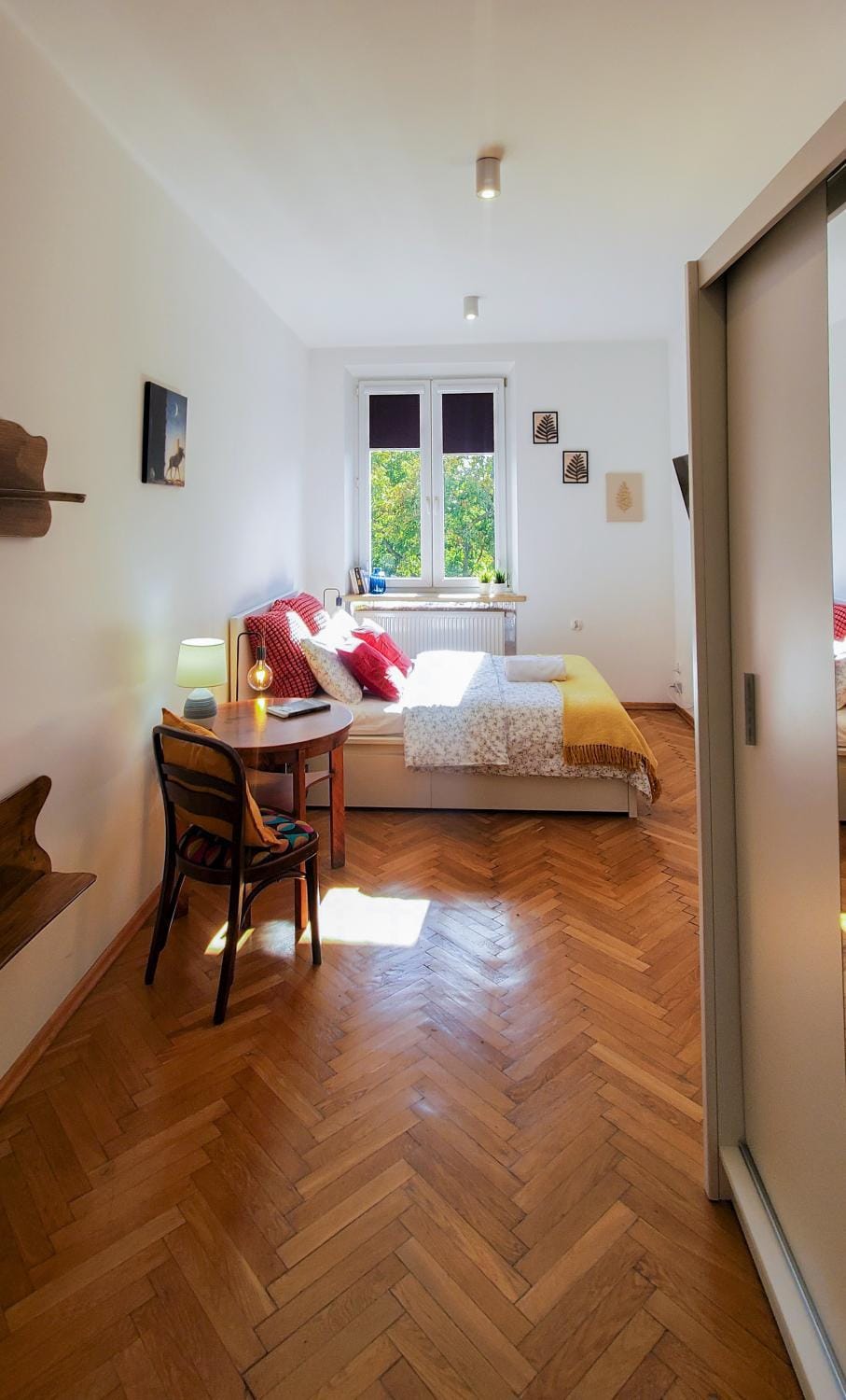 Bed, TV and multimedia, Bedroom
