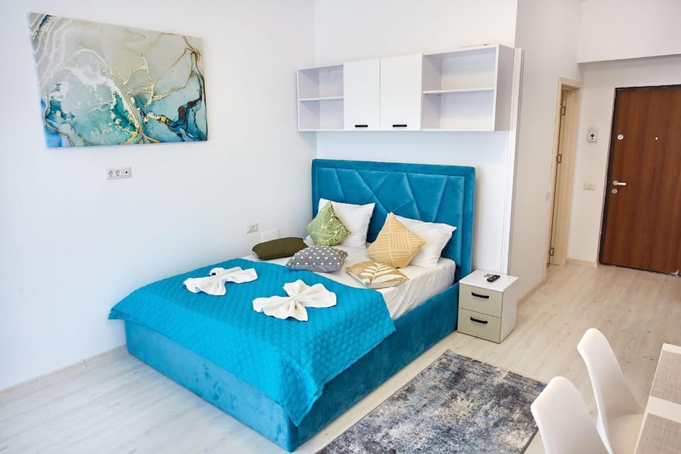 Bed, Photo of the whole room, Seating area, towels