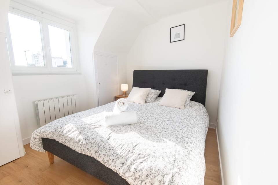 Bed, Photo of the whole room, Bedroom, internet, towels