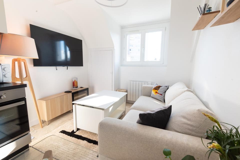 TV and multimedia, Kitchen or kitchenette, Living room, Seating area