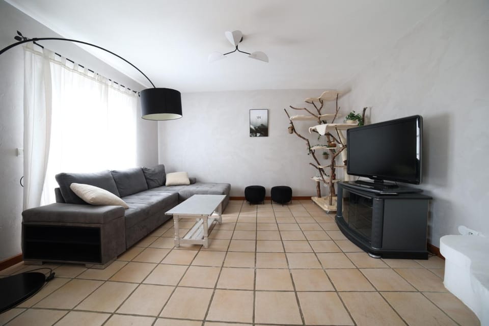 Communal lounge/ TV room, TV and multimedia, Living room, Seating area, fireplace