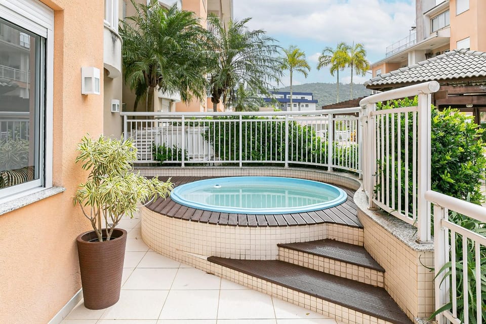 Day, Swimming pool