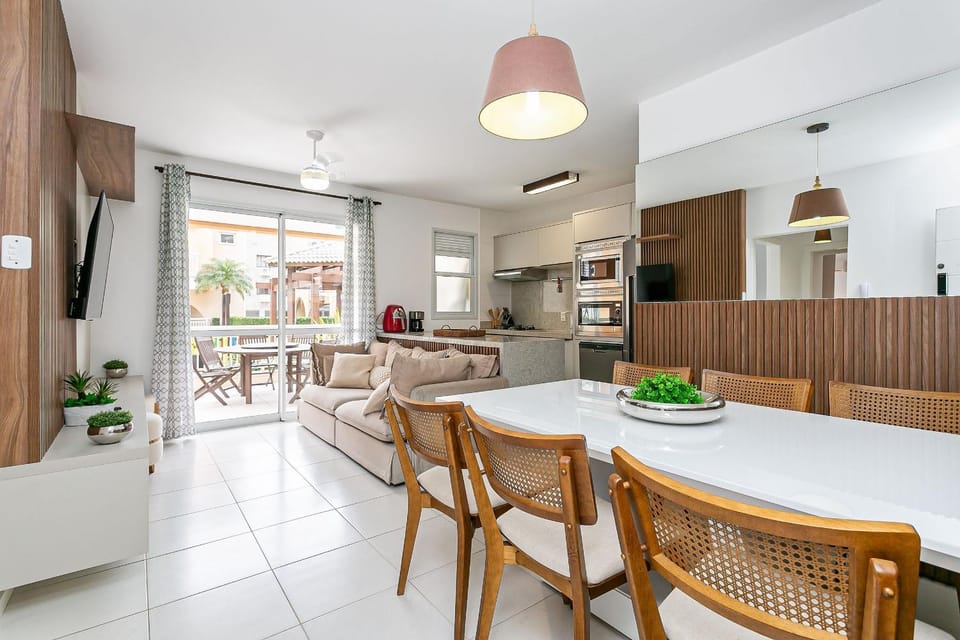 Kitchen or kitchenette, Living room, Dining area, minibar, oven, stove