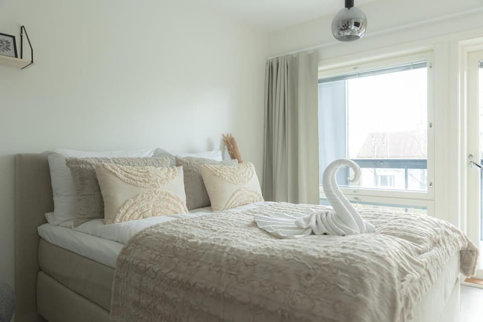 Bed, Photo of the whole room, towels