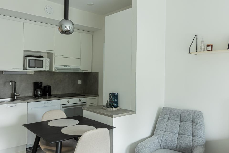 Kitchen or kitchenette, Dining area