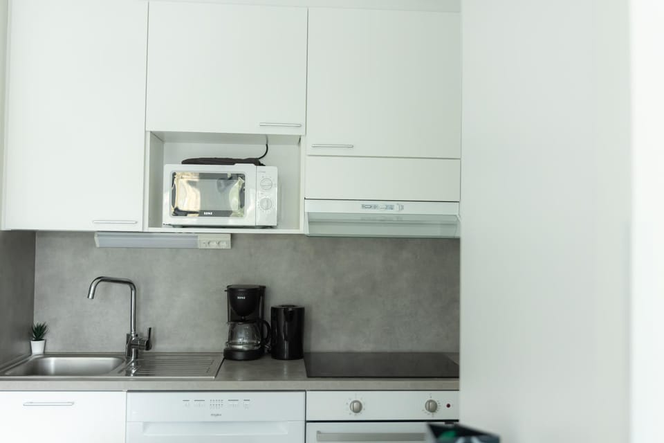 Coffee/tea facilities, Kitchen or kitchenette, stove