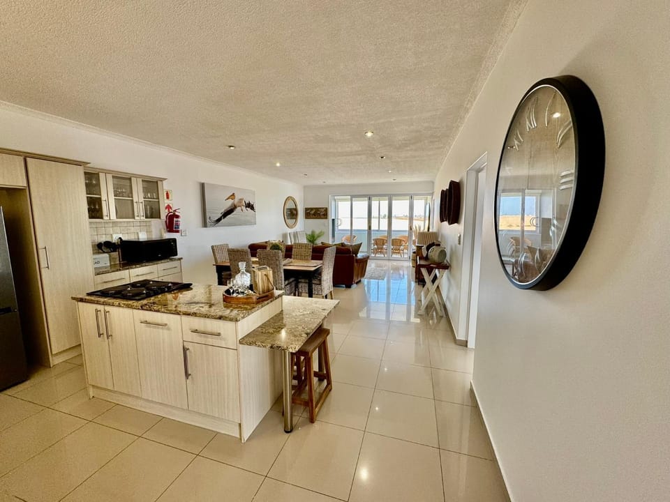Kitchen or kitchenette, Dining area, stove