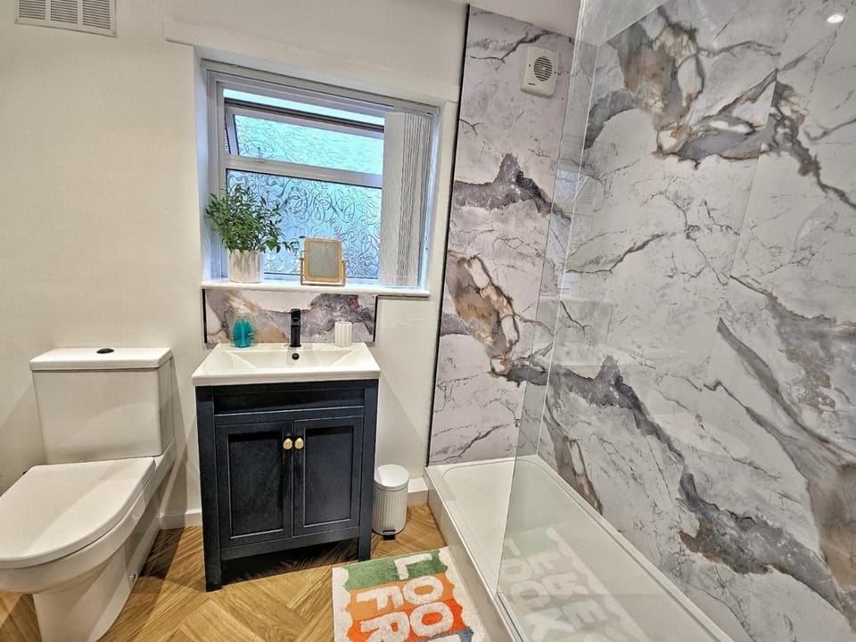 Spacious modern 3 bed home House in England