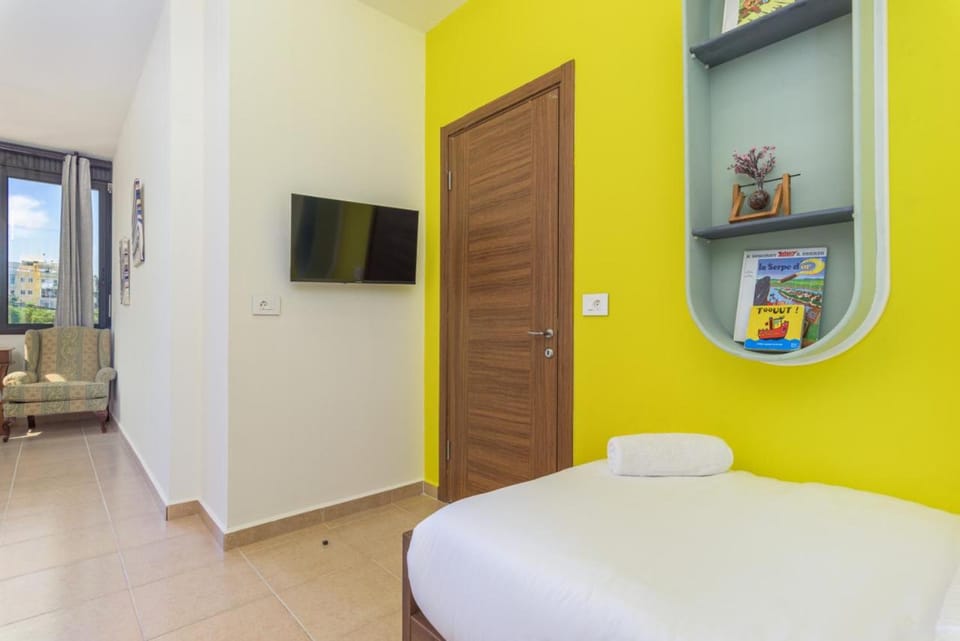 TV and multimedia, Seating area, Bedroom
